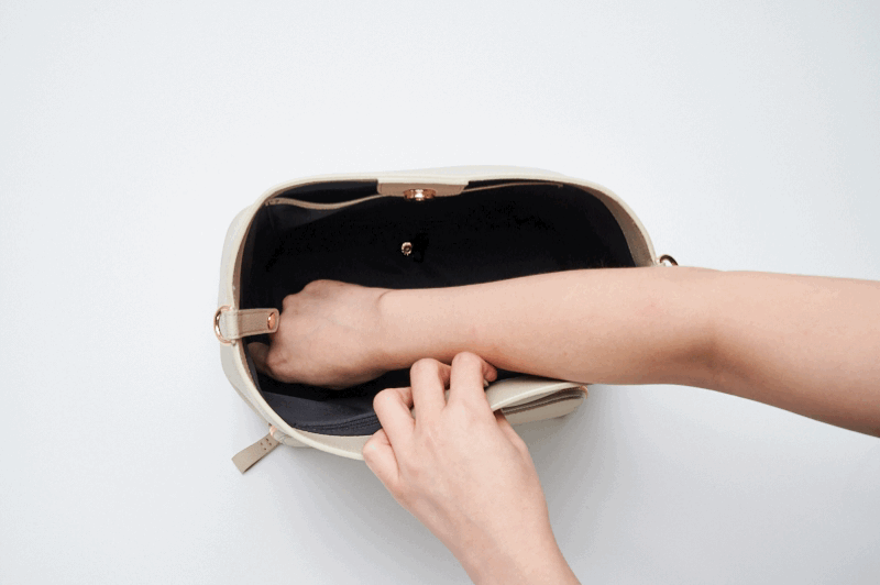 Opening the central divider — Shoulder Bag demonstration
