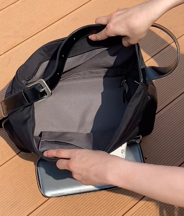 Nylon Hobo central divider opening