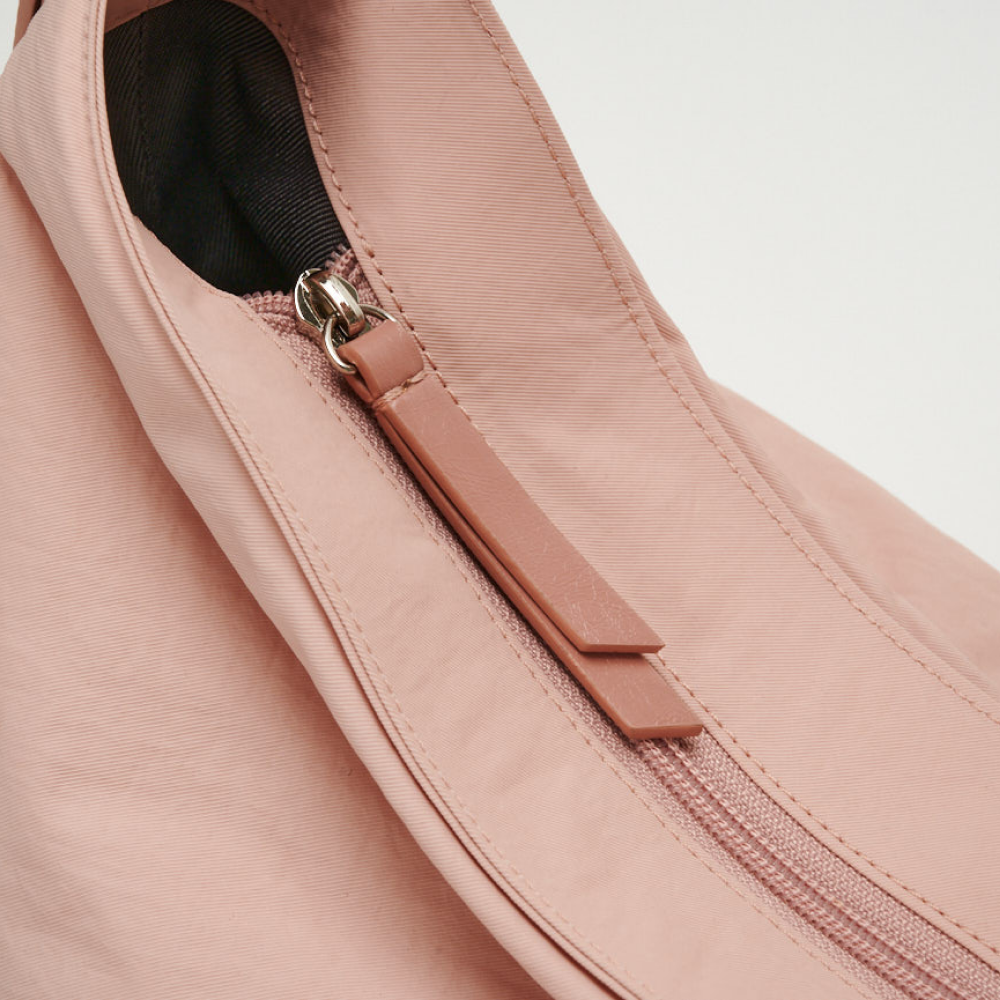 Smooth zip closure