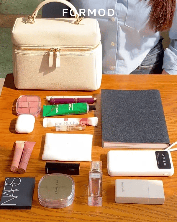 City Bag — original everyday-essentials packing demonstration