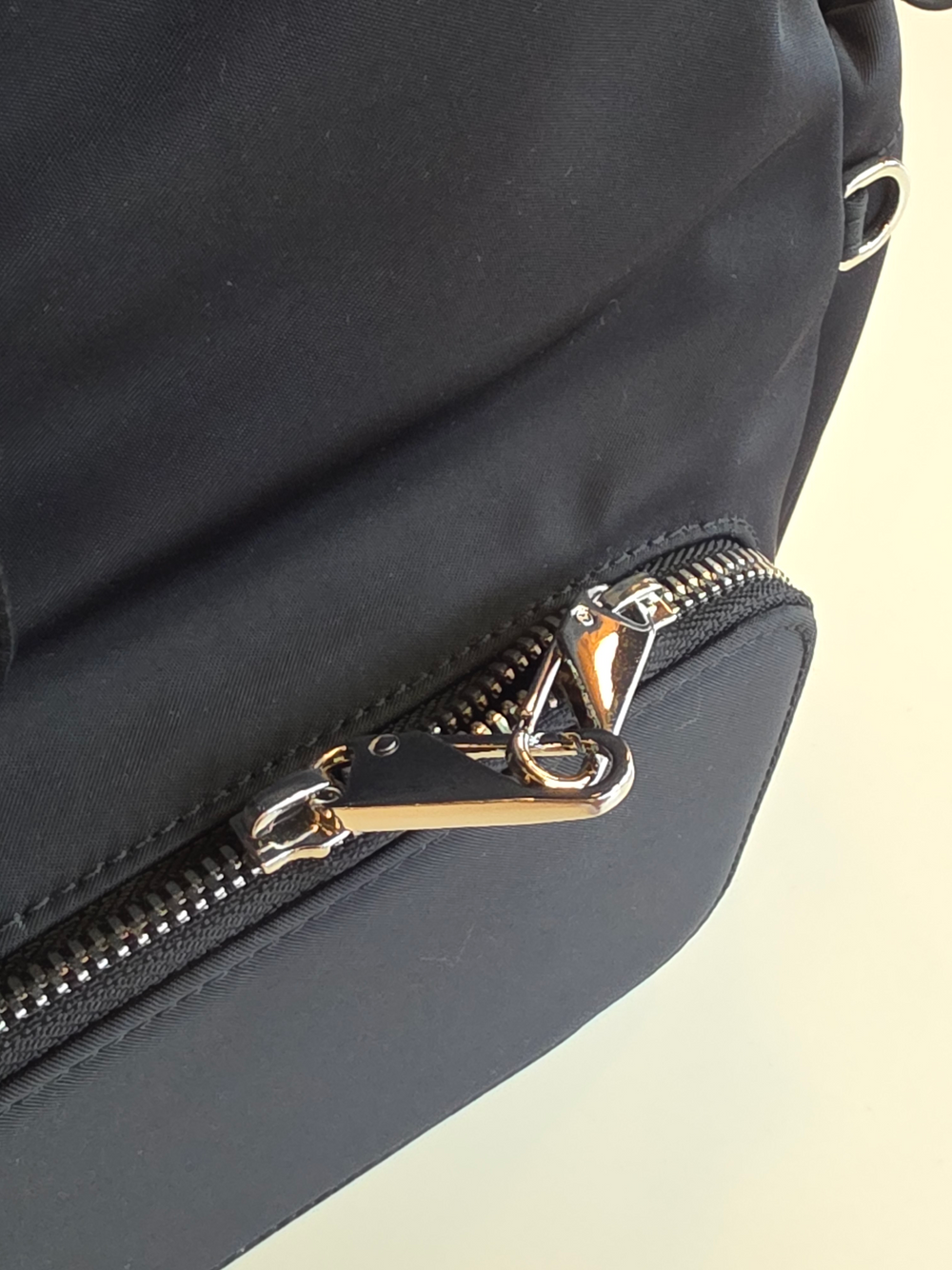 Interlocking anti-theft sliders
