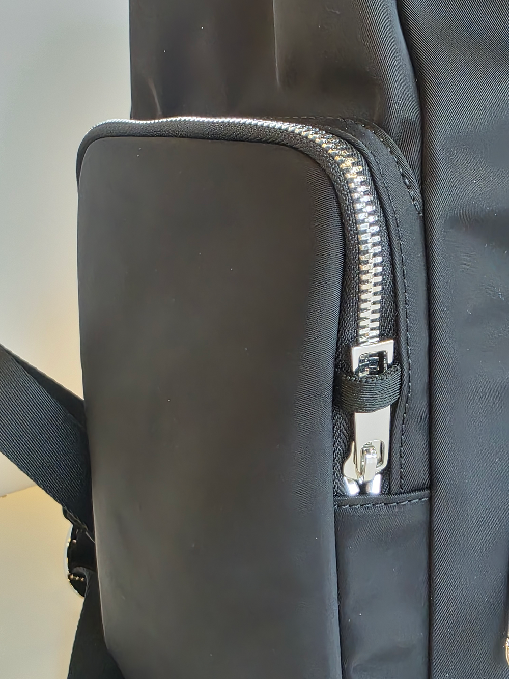 Anti-theft zipper keeper
